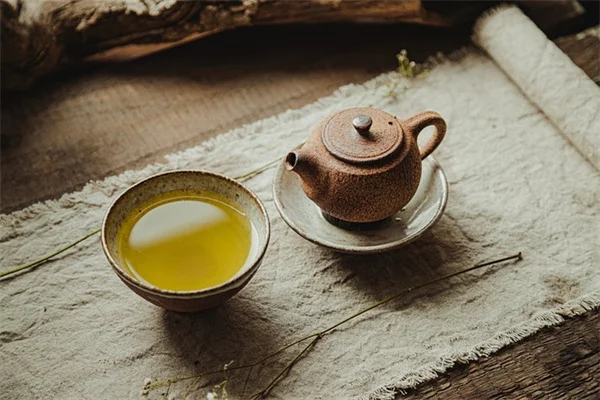芝生を傷めず雑草だけ枯らす！鉄系除草剤のプロが教える使い方